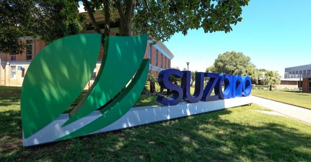 Identificación corporativa de Suzano en un entorno de sus instalaciones. Crédito: Divulgação / Suzano, vía Portal Celulose.