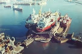 dique flotante en el puerto