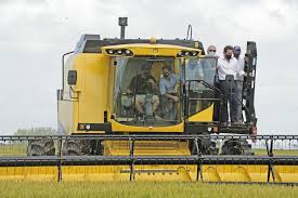 Lacalle Pou inaugurando cosecha de arroz