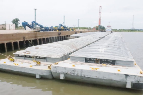 azúcar crudo por vía fluvial