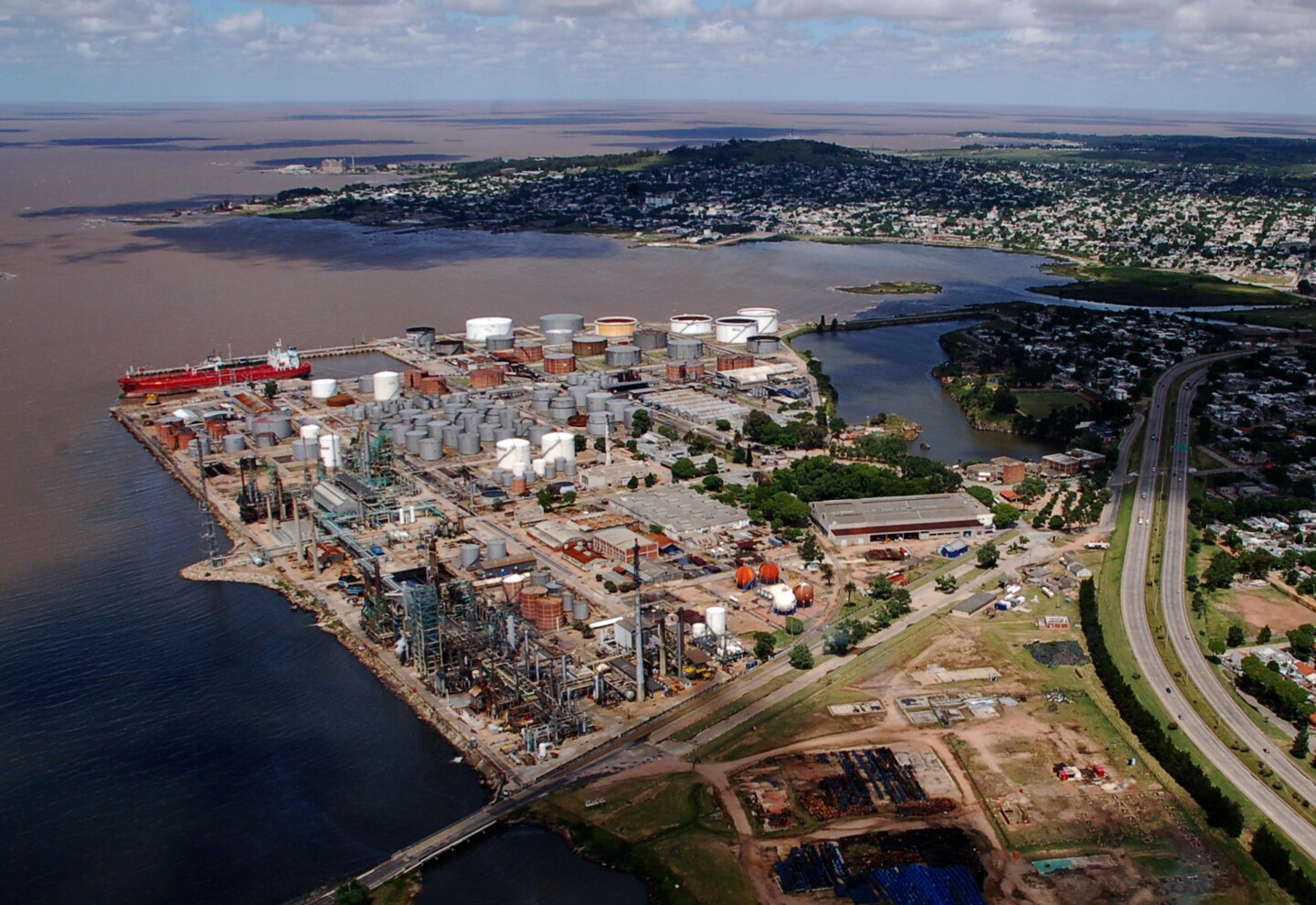 Vista aérea de la refinería