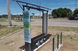 estación fotovoltaica frente a la terminalo