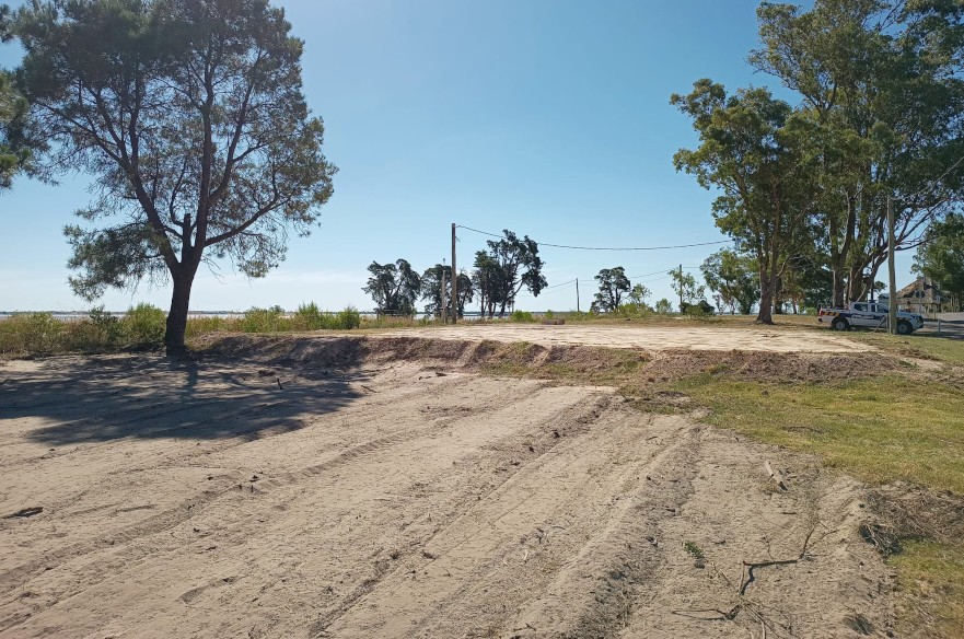 terreno contra la costa