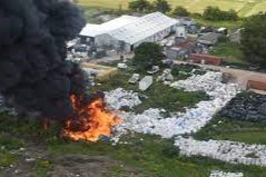 incendio en depósito de plásticos