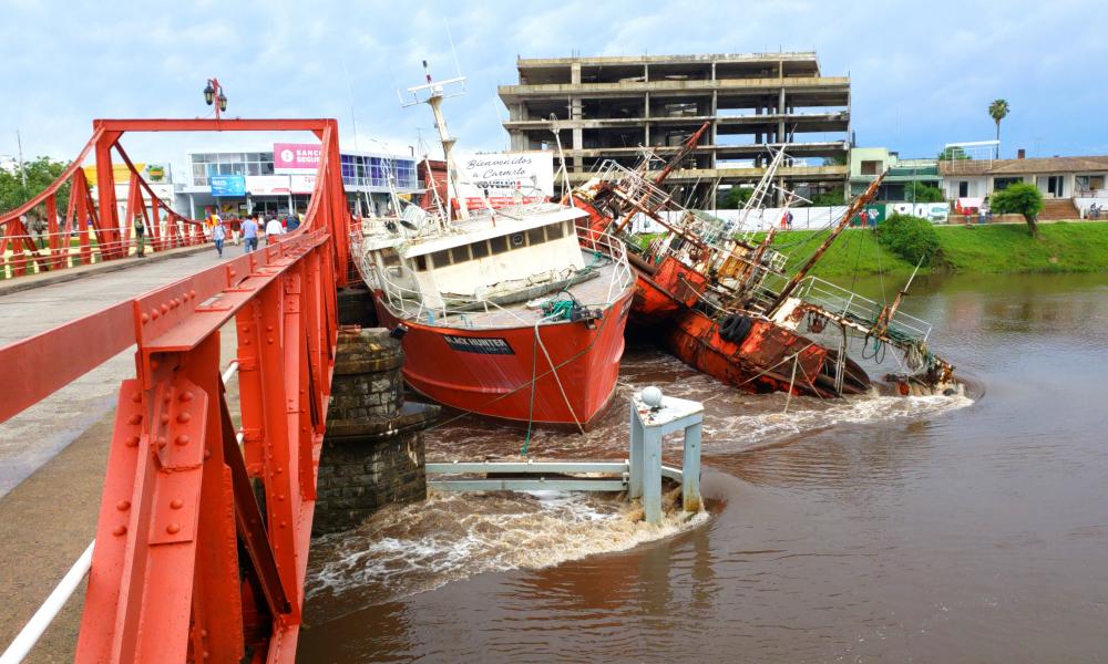 barcos contra el puente1