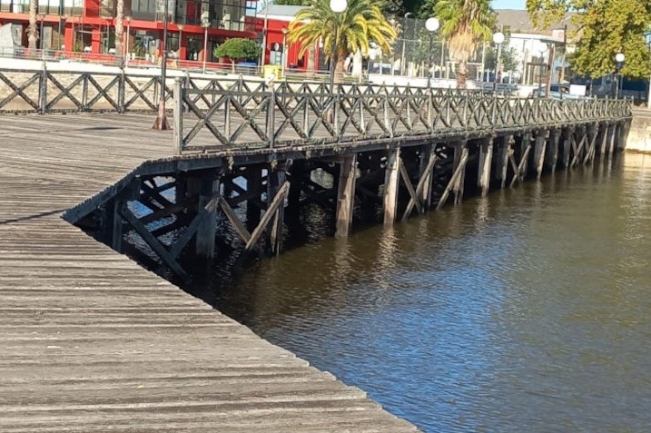 muelle viejo visto desde el final