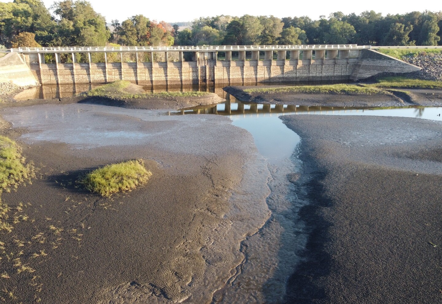 Represa del embalse Canelón