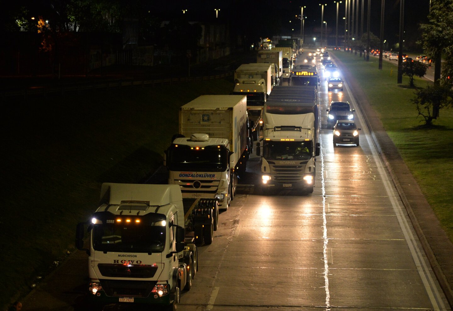 Fila de camiones